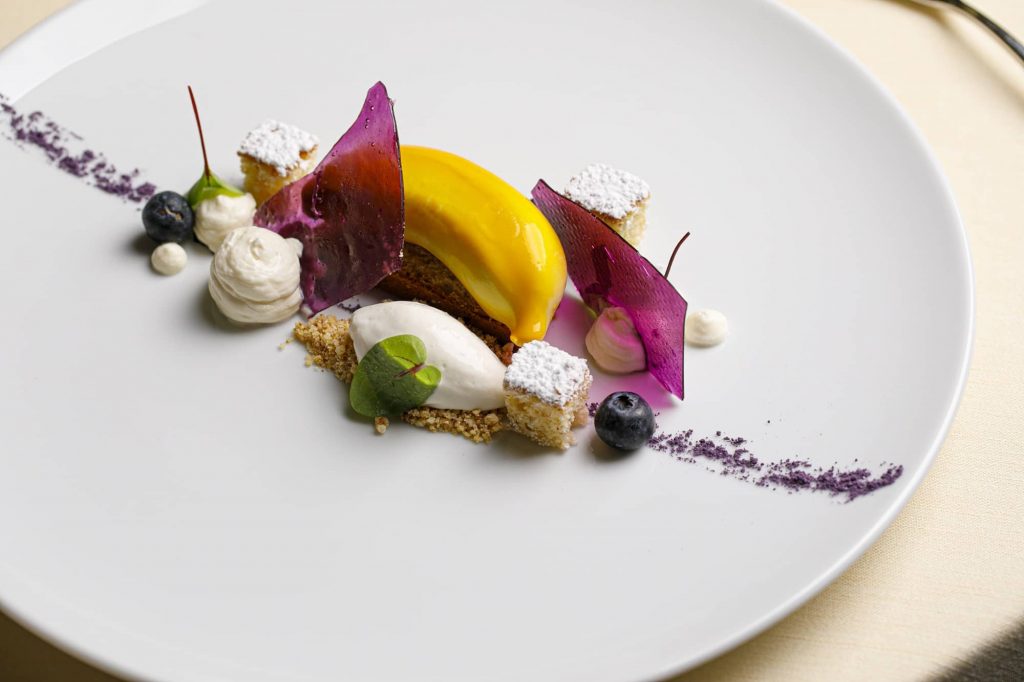 Anantara_Convento_di_Amalfi_Grand_Hotel_Dei_Cappuccini_Restaurant_Banana cream, blueberries and white chocolate