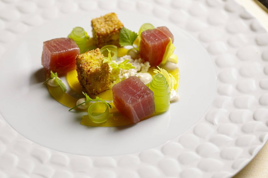 Anantara_Convento_di_Amalfi_Grand_Hotel_Dei_Cappuccini_Restaurant_Red tuna, crispy chicken and Vesuvian bloody mary